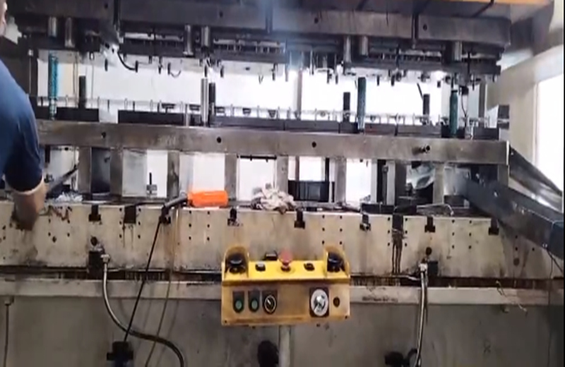 Видео о штамповке металлической крышки двигателя
